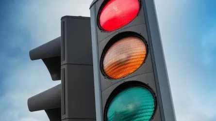 Казахстанские полицейские предупреждают о запрете проезда на желтый сигнал светофора