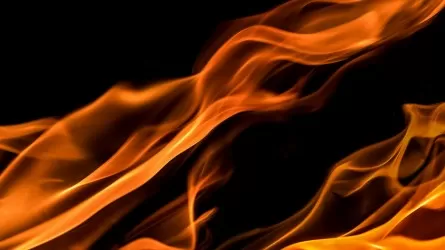 6 человек отравились угарным газом во время пожара в Караганде 