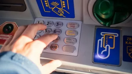 Наличка в Казахстане теснит безнал: люди стали больше снимать денег в банкоматах