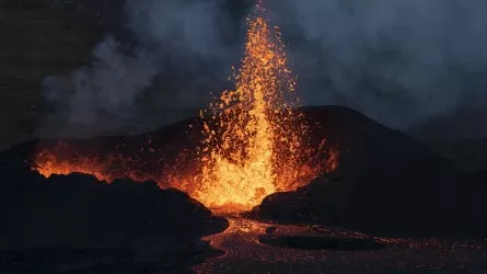 На юге Исландии объявлен режим ЧП из-за извержения вулкана 