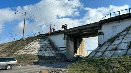 На юге Казахстана частично обрушился железнодорожный мост