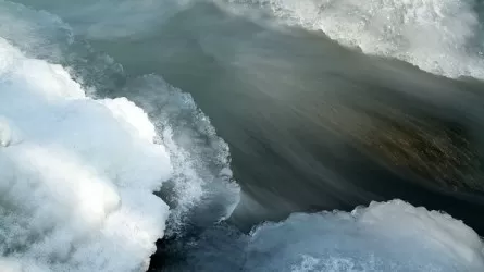 На реке Нура в Акмолинской области спасатели взорвали лед