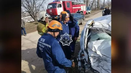 В Алматинской области из искореженного автомобиля извлекли тело мужчины