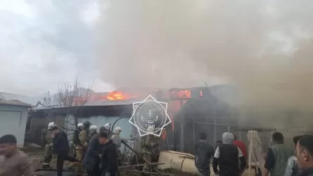 Мебельный цех в Алматы выгорел на площади 500 кв. м
