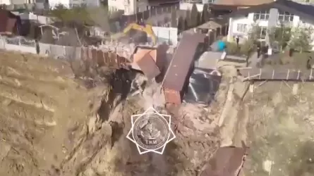 В селе Бесагаш спасатели сняли угрозу обрушения дома и контейнера