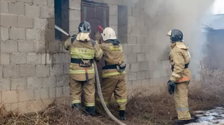В Костанае из горящего дома эвакуировали 12 человек