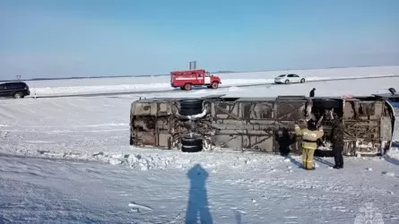 Казахстанский автобус перевернулся на российской дороге