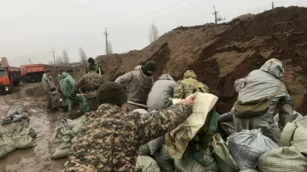 Военные в Уральске строят заграждения воде для предотвращения потопа