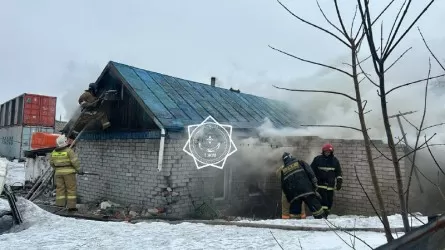 Пожарные ликвидировали пожар в частном жилом доме в Астане 