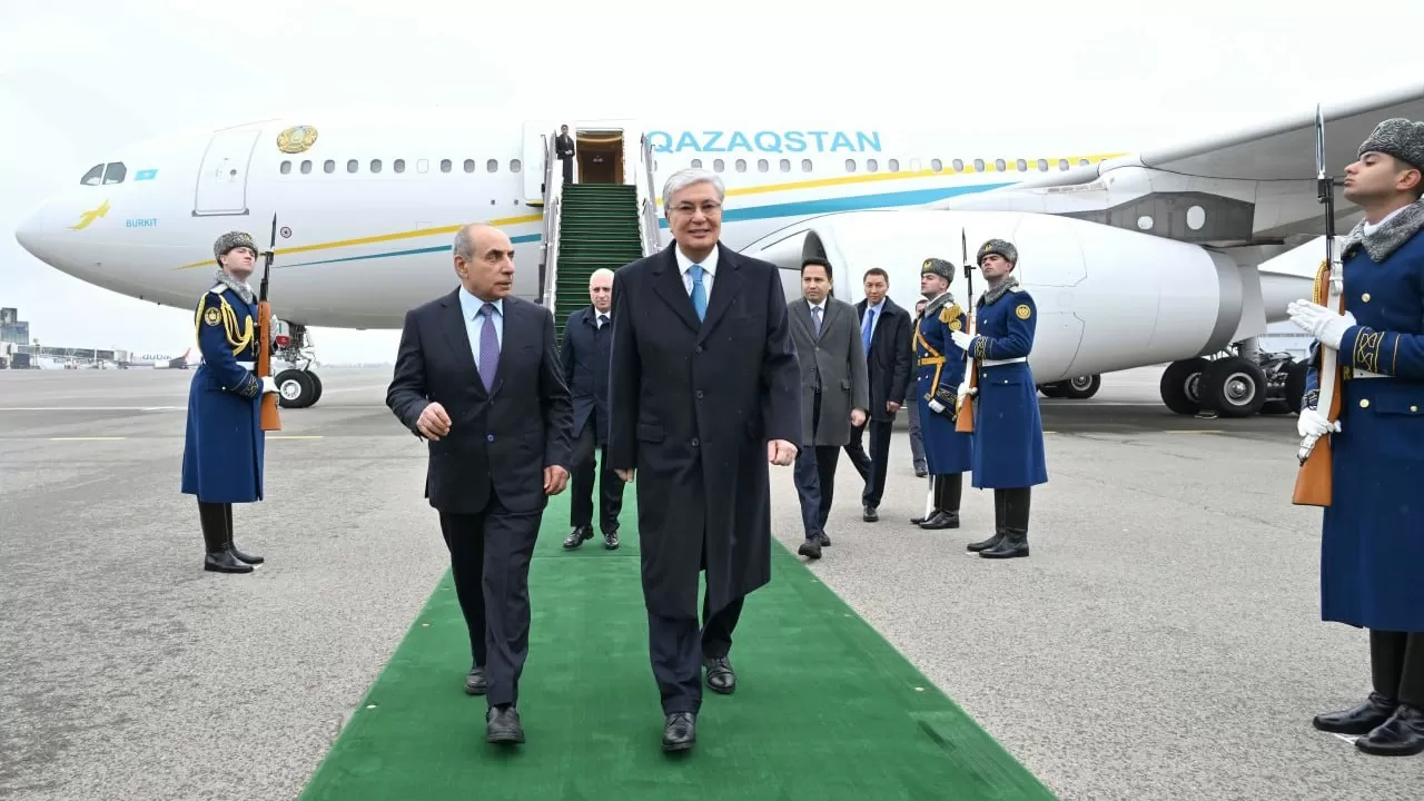 Президент РК прилетел в Азербайджан с госвизитом