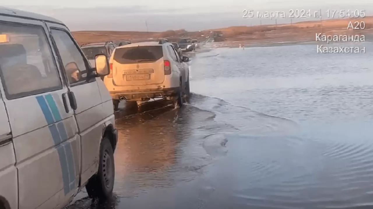 Қарағанды облысында автожолды су басып қалды