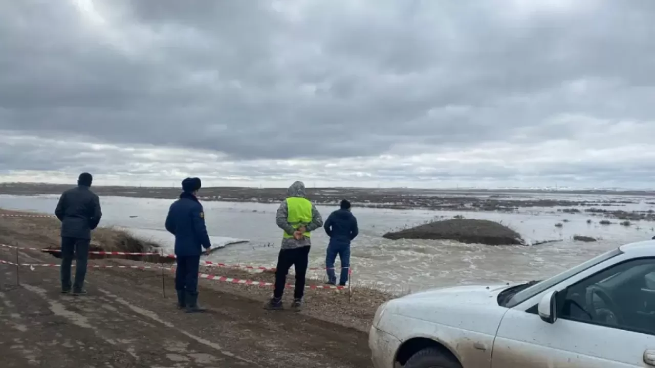 Еліміздің бірқатар өңірлерінде тас жолдарды су шайып кетті 