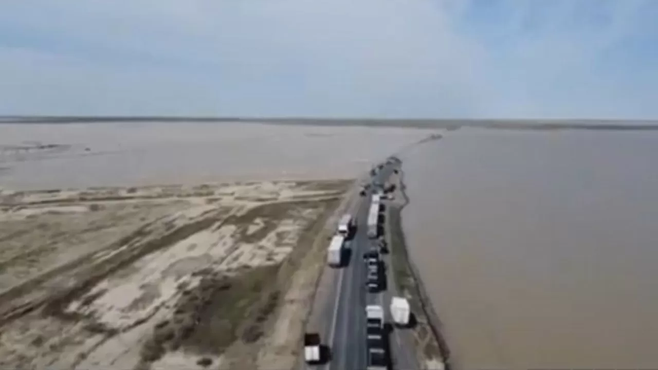 Ақтау - Атырау тас жолының ашылуын 200-ге жуық автокөлік күтіп тұр 
