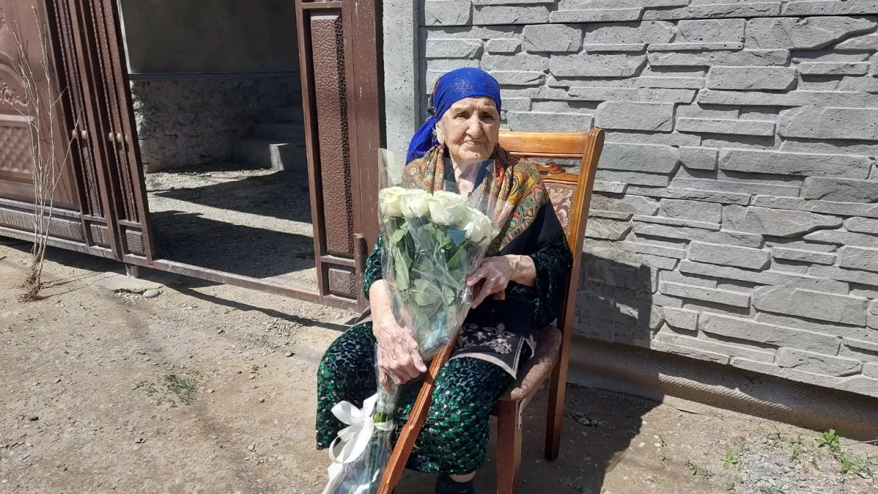 Жамбылда 101 жастағы әже "Таза Қазақстан" акциясына үлес қосты