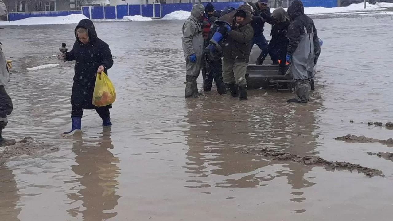 Население в подтопленных районах Казахстана наотрез отказывается эвакуироваться 