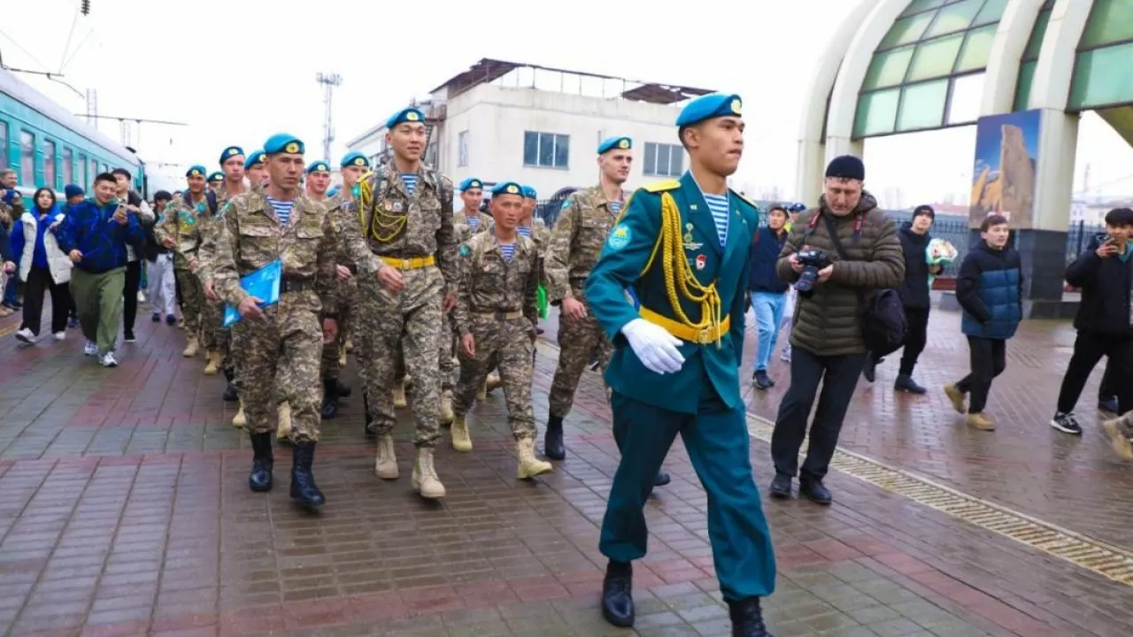 Міндетті әскери борышын өтеген астаналықтарды елордада туыстары күтіп алды