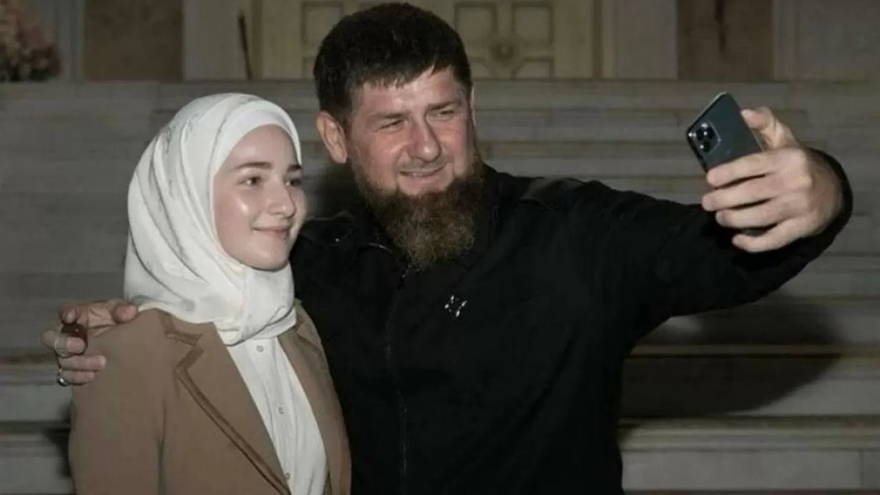 Медаль "За заслуги перед Чечней" вручили 19-летней дочери Кадырова