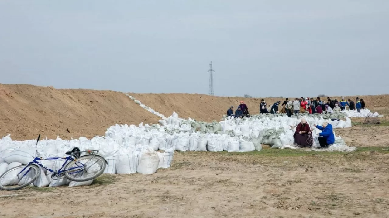 Атырау қаласында бірнеше күн ішінде 100 шақырымнан астам қорғаныс бөгеттері салынды