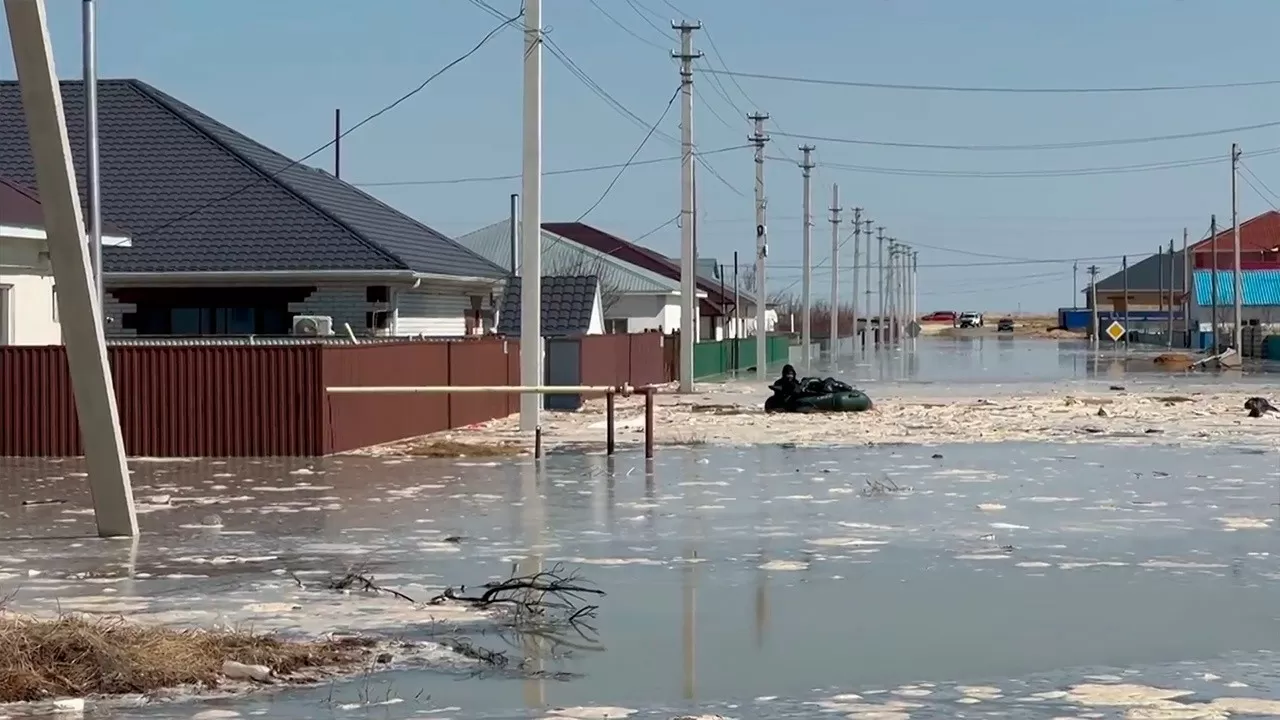 Паводки в Казахстане: подтопленными остаются более трех тысяч домов