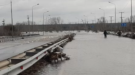По мосту Каратомарского водохранилища ограничили проезд