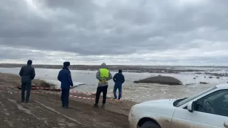 Еліміздің бірқатар өңірлерінде тас жолдарды су шайып кетті 