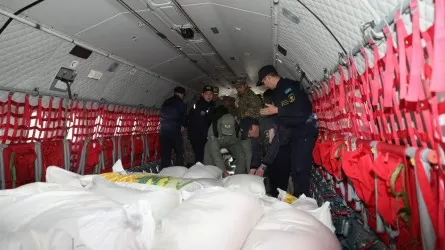 Казахстанские летчики доставили в Петропавловск и Уральск гуманитарную помощь