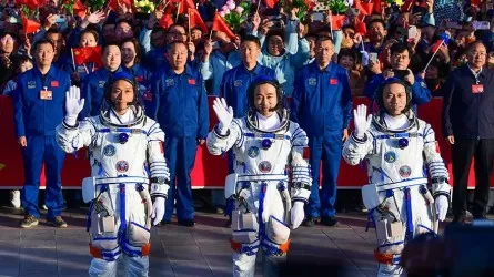 «Шэньчжоу-17» ғарыш экипажы Жерге оралды