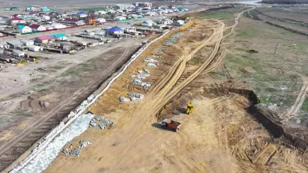 В городе Атырау за последние дни построено более 100 км защитных дамб 