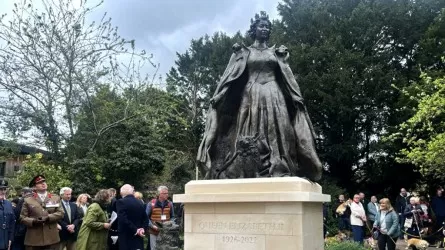 В Великобритании открыли первый памятник Елизавете II