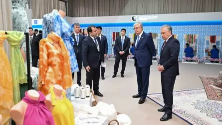 Токаев посетил фабрику ковров и выставку промтоваров в Узбекистане