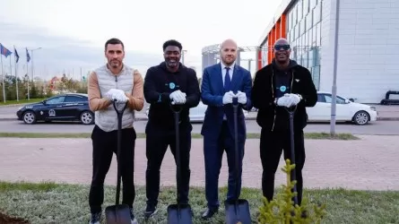 Легендарные футболисты приняли участие в экологической акции "Таза Қазақстан" в Астане