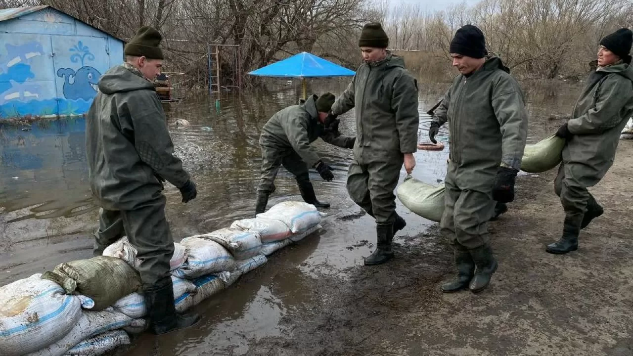 Более 170 тыс. кг гуманитарной помощи доставлено в пострадавшие от паводков регионы РК