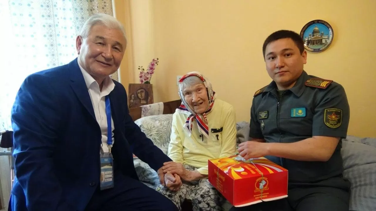 В Алматы ветерана поздравили со 101-летием и Днем Победы