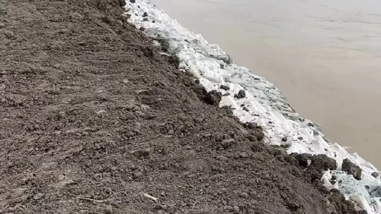 Паводок давит: закрыта трасса в Атырауской области