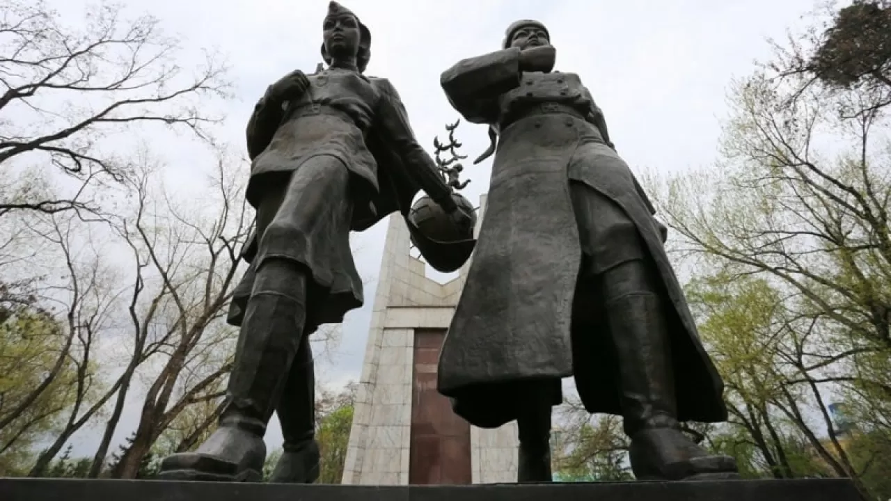 "Әлия мен Мәншүк" скверін қайта жаңарту: талаптарды толық орындамаған мердігермен келісім шарт бұзылды  