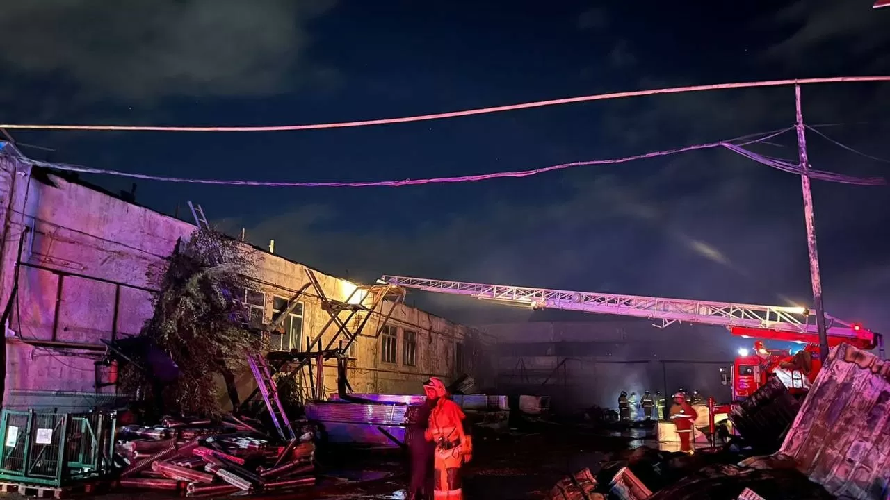 Огромный склад стройматериалов сгорел в Актобе