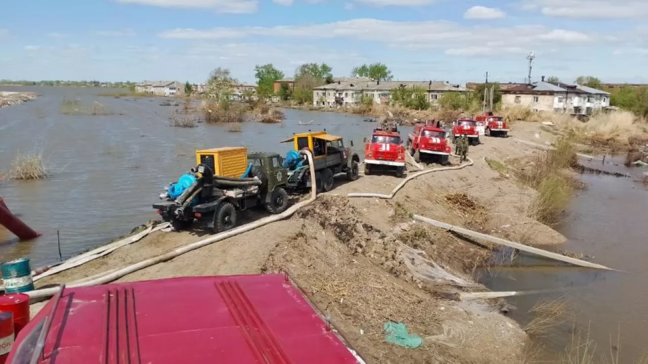 В двух регионах Казахстана продолжают бороться с паводком и его последствиями 