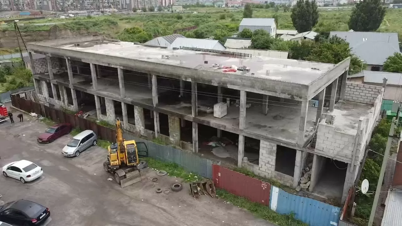 В Алматы под снос пошел строящийся объект площадью 1,3 тысячи квадратов