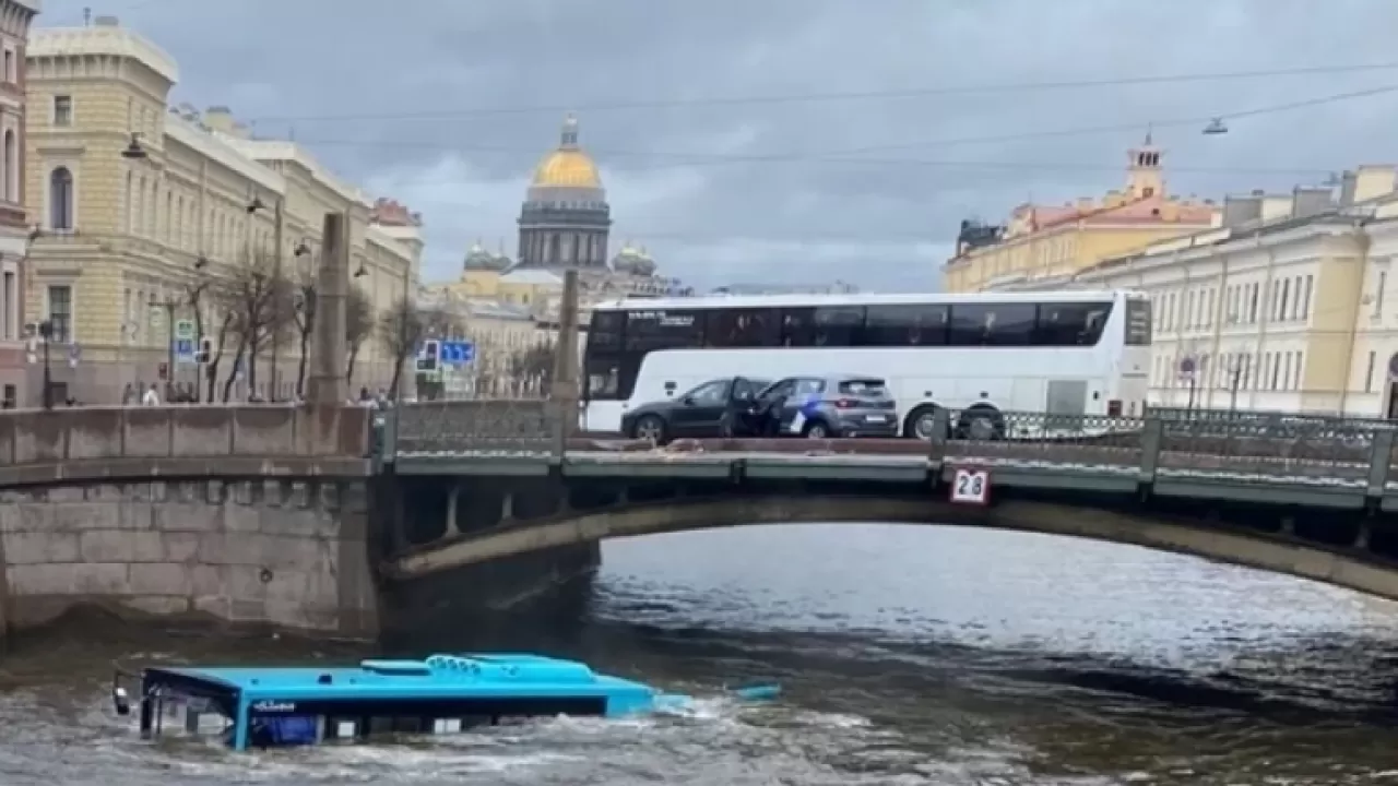 Жолаушылар автобусы көпір қоршауын бұзып өтіп, өзенге түсіп кетті