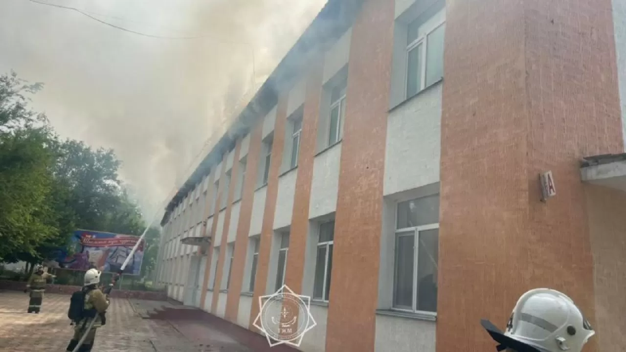 В Шымкенте горит кровля школы 