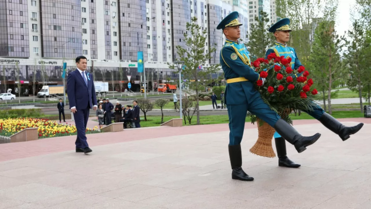 Глава Администрации президента возложил цветы к памятнику Бауыржану Момышулы