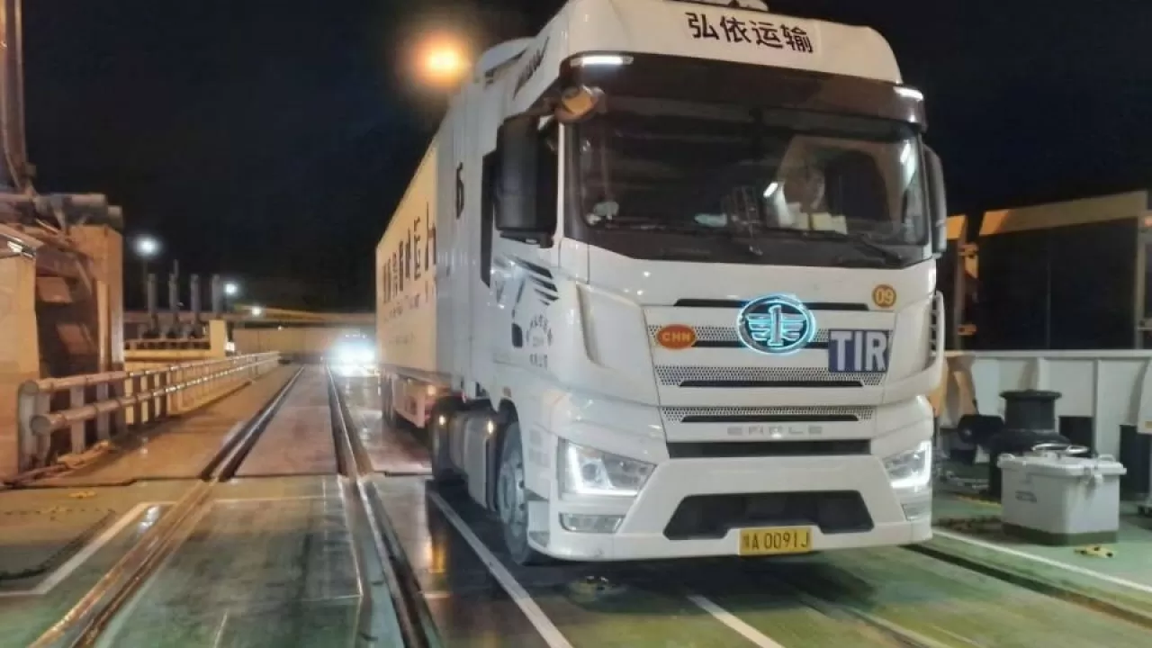 Фуры из Китая впервые отправились транзитом в Европу через Казахстан 