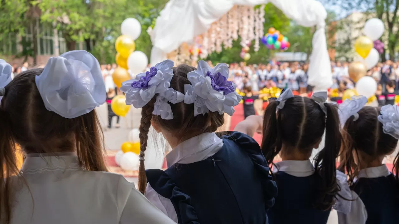 Учебный год закончился по-новому в школах Казахстана 