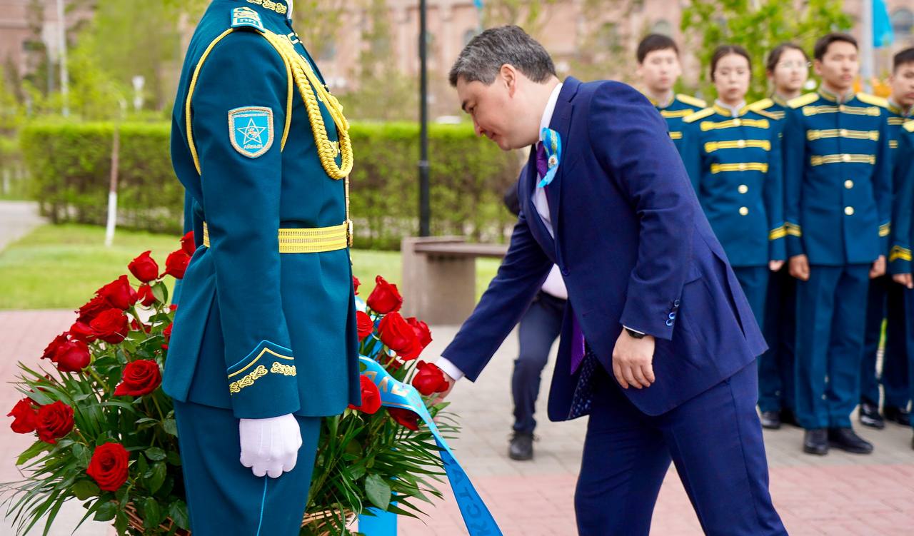 Премьер-министр РК возложил цветы к памятнику Рахымжану Кошкарбаеву