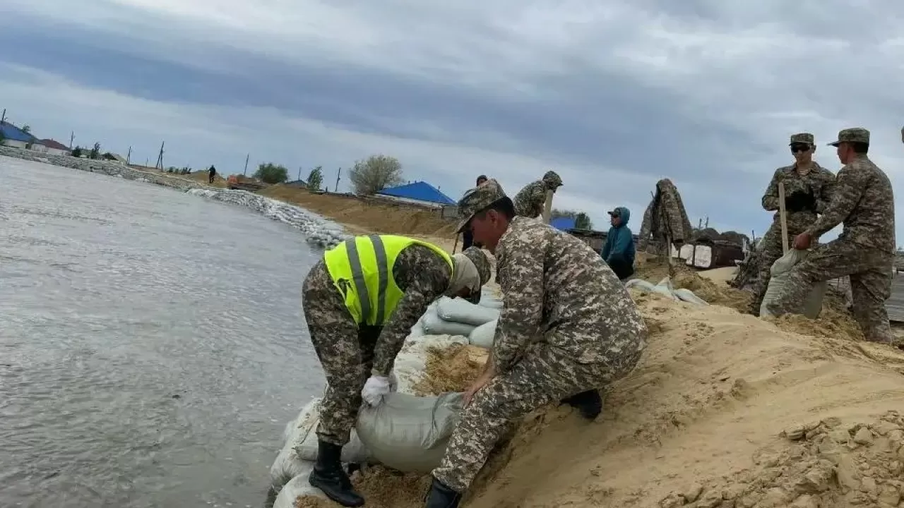 Төрт күннен бері Жайықтан келген үлкен суды бөгет жібермей ұстап тұр