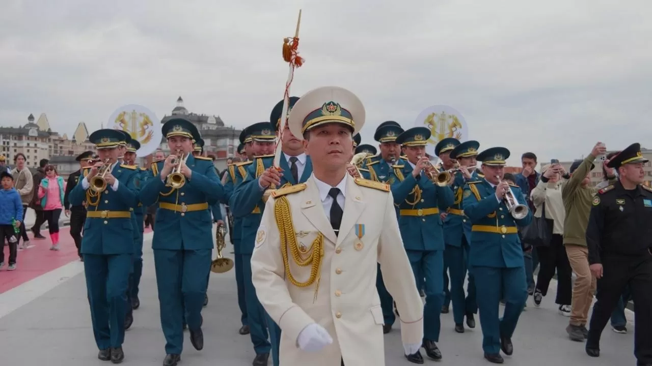Астанада әскери оркестр қала тұрғындары алдында өнер көрсетті 