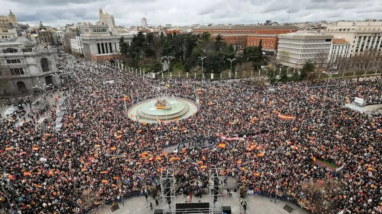 В Мадриде тысячи людей вышли на акцию протеста против премьера