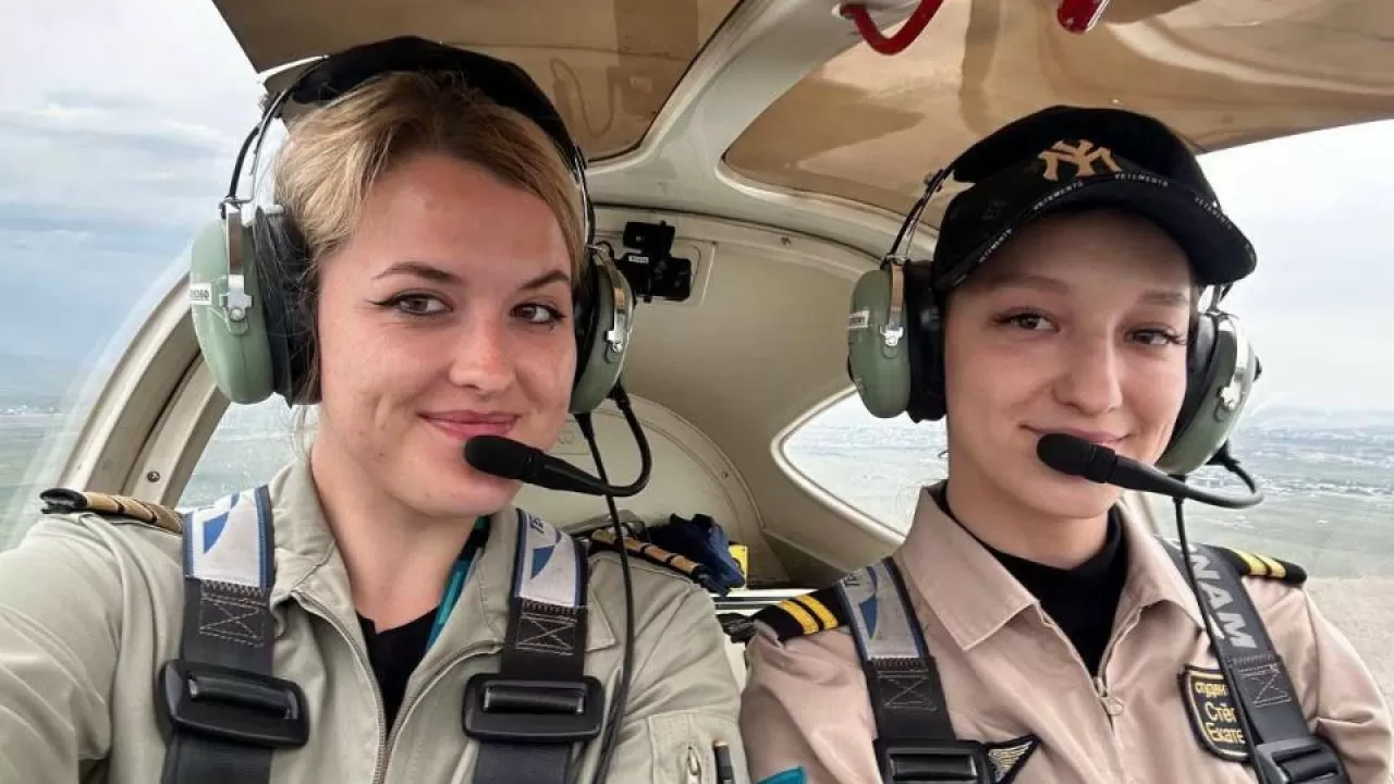Женский экипаж Академии гражданской авиации РК впервые поднялся в воздух 