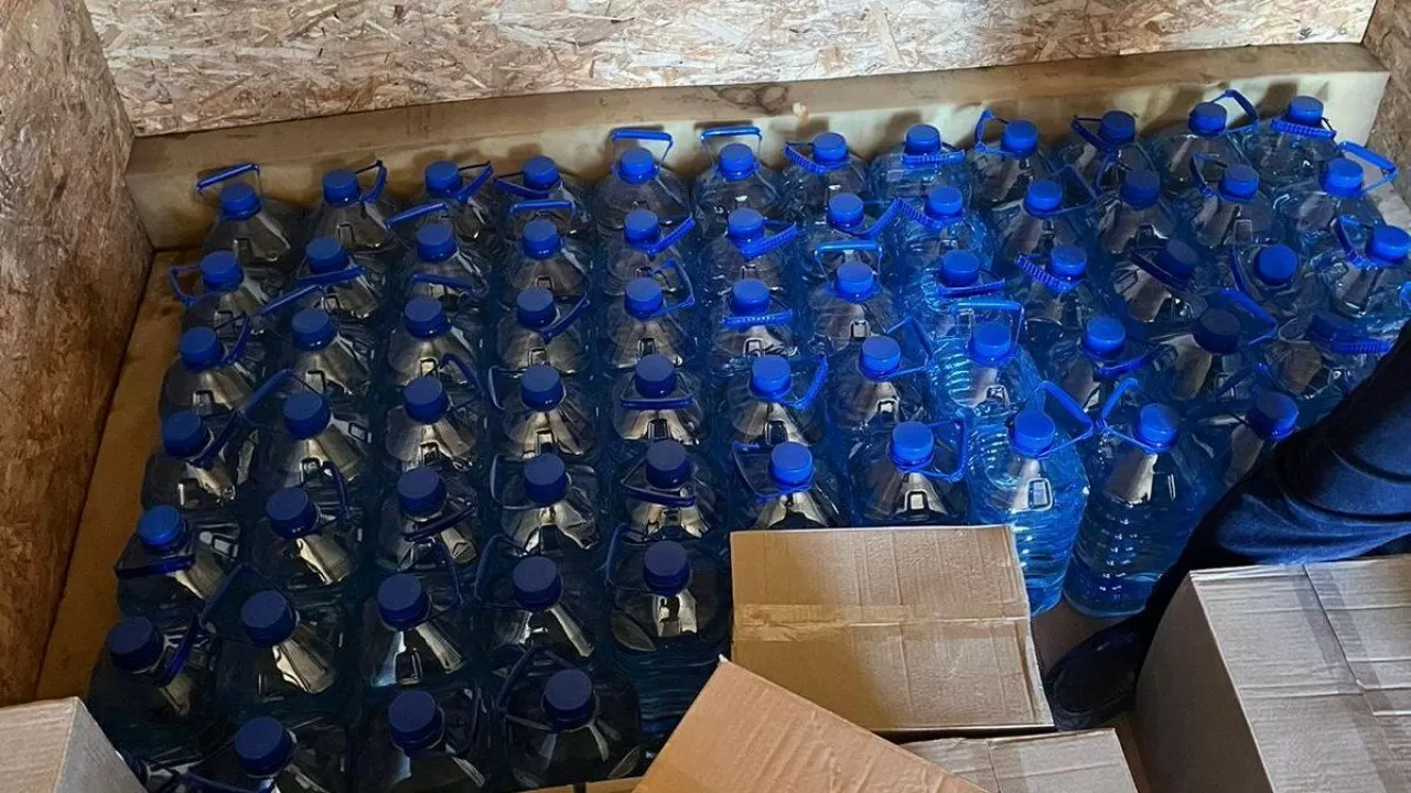 Тысячи бутылок контрафактного алкоголя изъяли на трассе СКО  