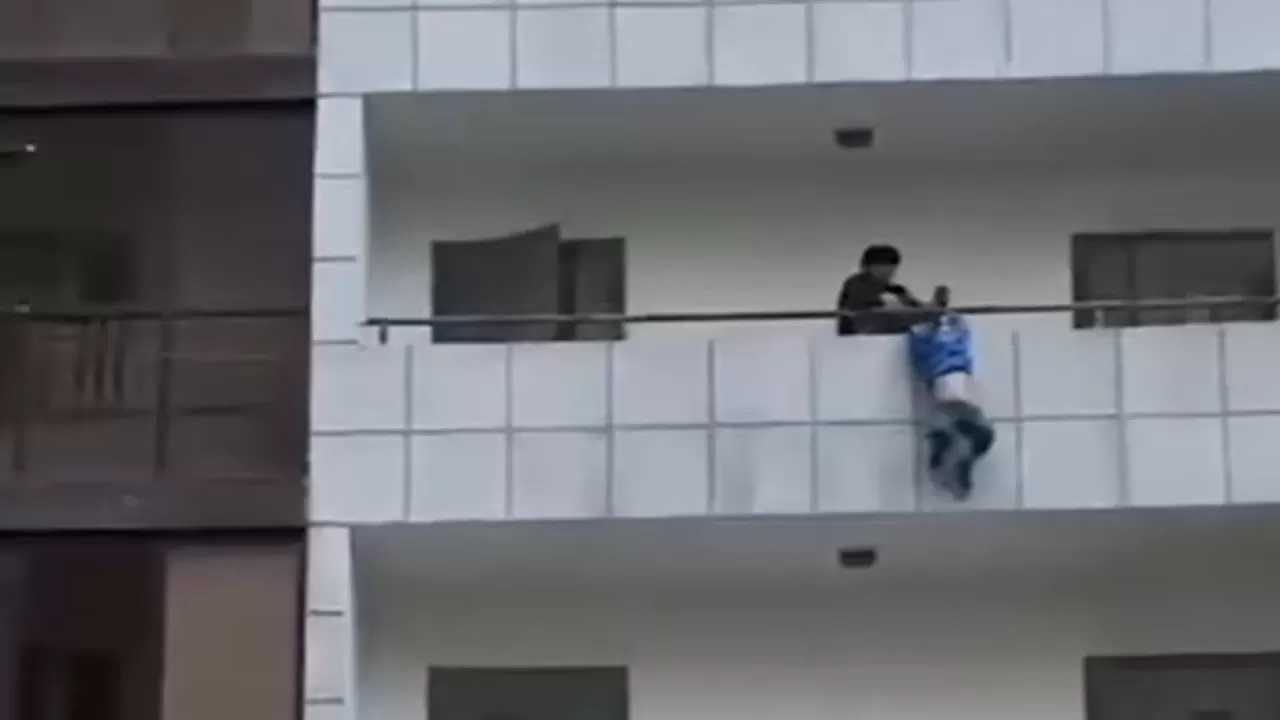 Школьник спас ребенка от падения с четвертого этажа в Астане 